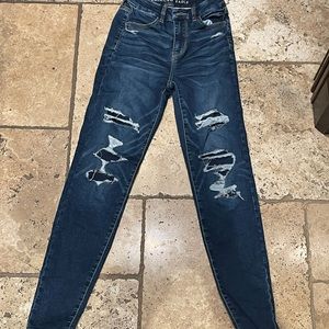 I am selling these navy blue american eagle jeans.